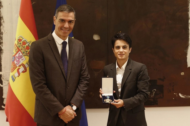 El presidente del Gobierno, Pedro Sánchez, entrega la Medalla de Oro de la Real Orden del Mérito Deportivo a la atleta María Pérez, en el Palacio de la Moncloa, a 22 de octubre de 2025, en Madrid (POOL MONCLOA/JAVIER DE AMESCUA)