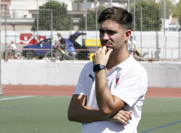 Julio Franco, entrenador del Vandalia de Peligros, en un partido de esta temporada (J. PALMA)