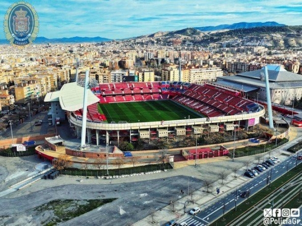 La policía ha tenido que intervenir en los aledaños del estadio (POLICIA GR) La policía ha tenido que intervenir en los aledaños del estadio (POLICIA GR)