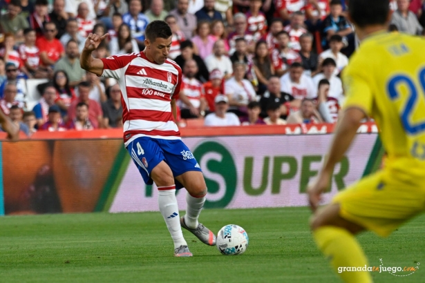 Rubén Alcaraz, jugador del Granada, en una acción del encuentro ante el Cädiz (JOSÉ M. BALDOMERO) Rubén Alcaraz, jugador del Granada, en una acción del encuentro ante el Cädiz (JOSÉ M. BALDOMERO)