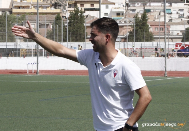 Julio Franco, entrenador del Vandalia de Peligros, en un partido de esta temporada (J. PALMA)