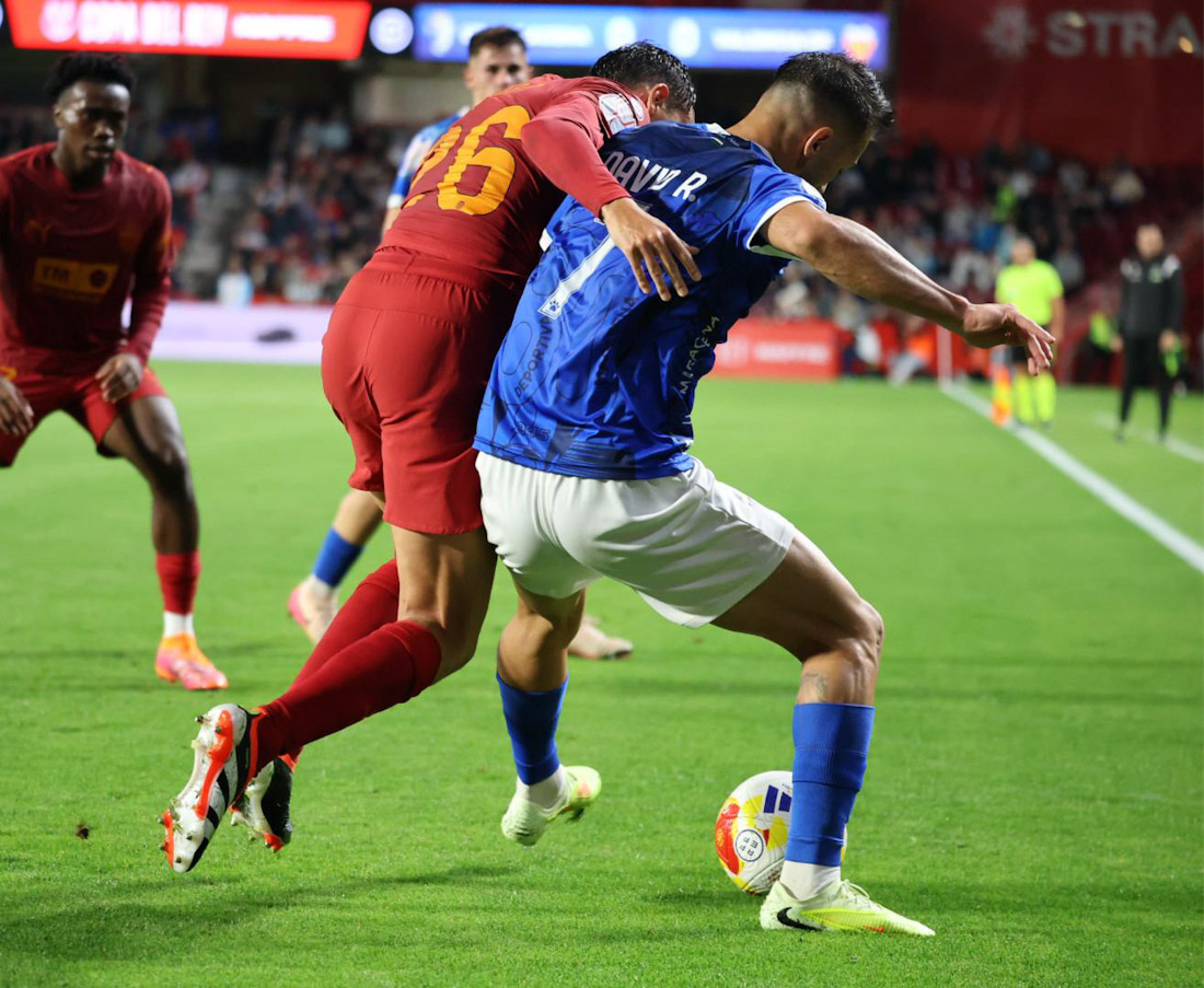 David Romero pelea por el balón con Iranzo (JOSE ANDRÉS FERNÁNDEZ) David Romero pelea por el balón con Iranzo (JOSE ANDRÉS FERNÁNDEZ)