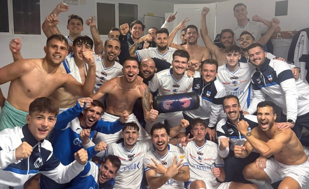 El Loja celebra su octavo triunfo (PACO CASTILLO)