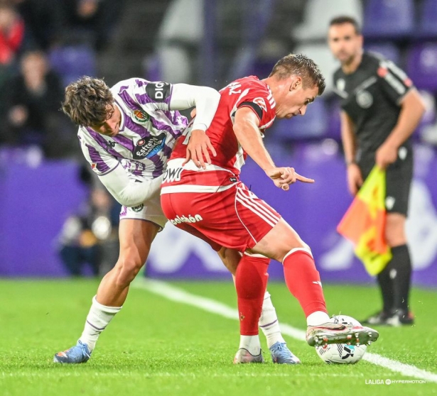 Rubén Alcaraz protege el balón en el encuentro ante el Real Valladolid (LALIGA)