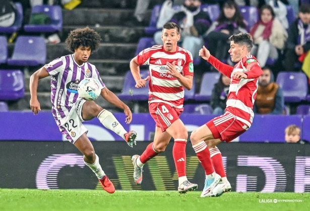 Rubén Alcaraz observa una jugada del partido ante el Real Valladolid (LALIGA) Rubén Alcaraz observa una jugada del partido ante el Real Valladolid (LALIGA)