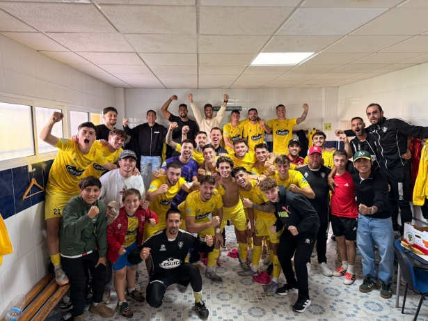 El CD Huétor Tájar celebra el triunfo (CD Huétor Tájar) El CD Huétor Tájar celebra el triunfo (CD Huétor Tájar)