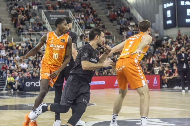 Lluis Costa entre dos jugadores de Valencia Basket (GPMEDIA) Lluis Costa entre dos jugadores de Valencia Basket (GPMEDIA)