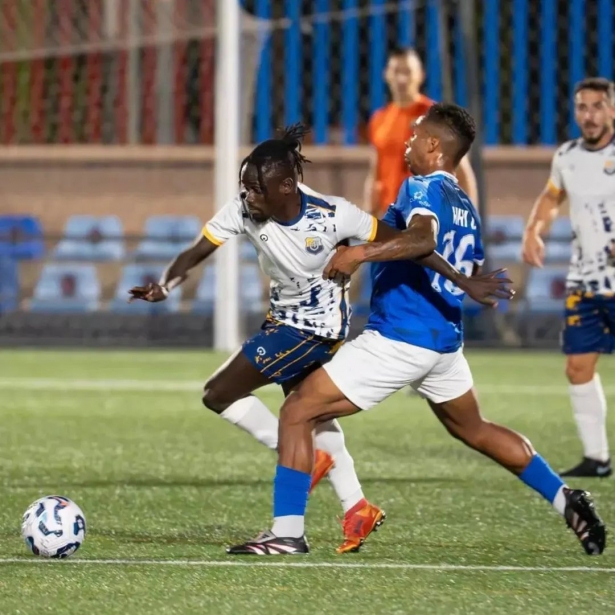 Klyverson presiona a un jugador del Atlético Marbella (UD MARACENA)