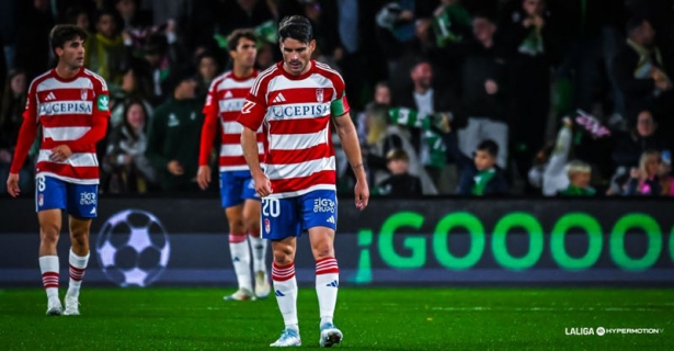 Sergio Ruiz, capitán del Granada CF, tras encajar el segundo gol ante el Racing (LALIGA) Sergio Ruiz, capitán del Granada CF, tras encajar el segundo gol ante el Racing (LALIGA)