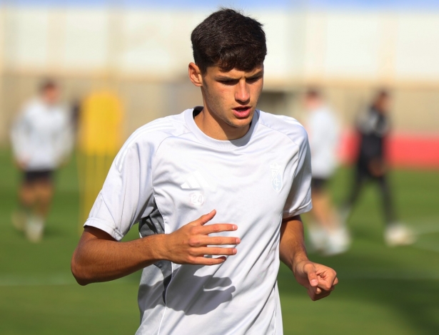 Flores entrena habitualmente con el primer equipo (J. AZCOYTIA) Flores entrena habitualmente con el primer equipo (J. AZCOYTIA)