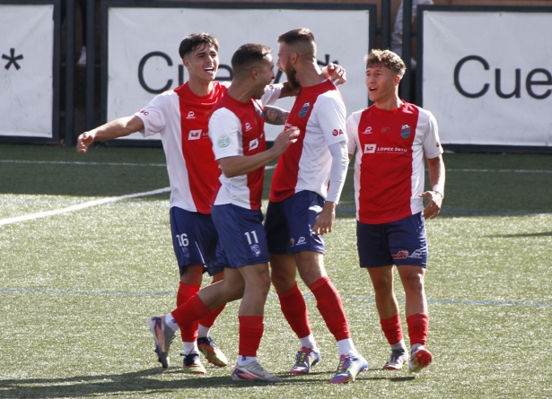 Nacho Buil celebra el tanto de la igualada ante el CD Huétor Tájar (J. PALMA)