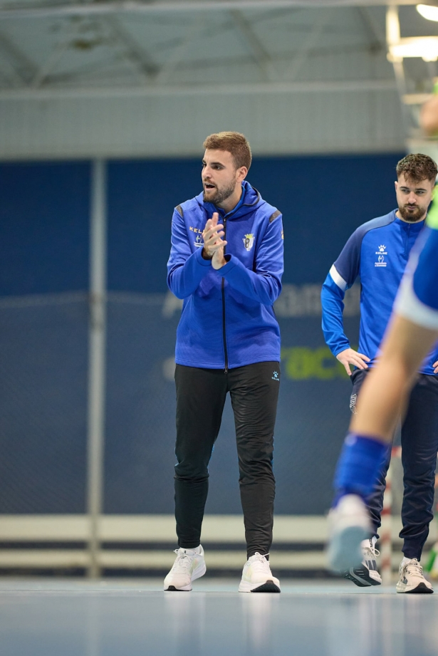 El entrenador del Femenino de Fútbol Sala de la UD Maracena, Iván Márquez 