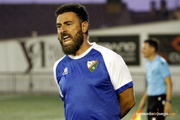Manuel Moreno `Rizos`, entrenador del CD Huétor Vega, en un partido de esta temporada (J. PALMA)