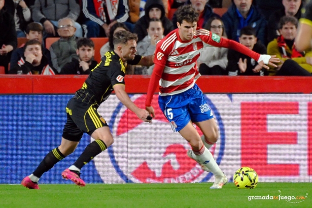 Manu Lama, jugador del Granada CF, en una jugada ante el Real Zaragoza (JOSÉ M. BALDOMERO)