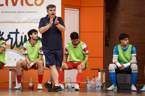 El entrenador del Sima Granada, Nano Calvache