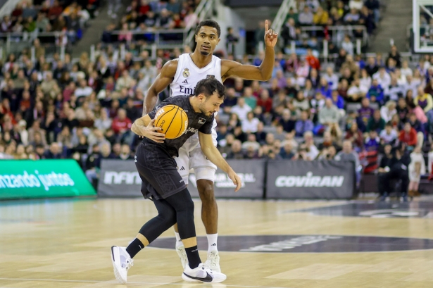 Lluis Costa recibe falta de Theo Maledon (GPMEDIA)