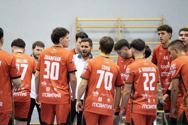 Oscar Valero da instrucciones durante un tiempo muerto ( CIUDAD DE GRANADA) Oscar Valero da instrucciones durante un tiempo muerto ( CIUDAD DE GRANADA)