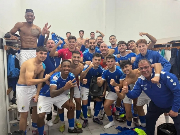 La UD Maracena celebra el triunfo (ID MARACENA)