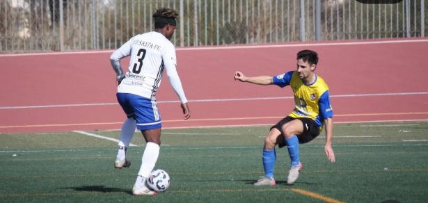 Jesús encara a un jugador del Poli Almería (ARI JEREZ/CD SANTA FE)