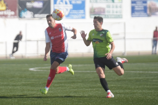 Huétor Vega y Churriana disputaron un disputado derbi (GPMEDIA)