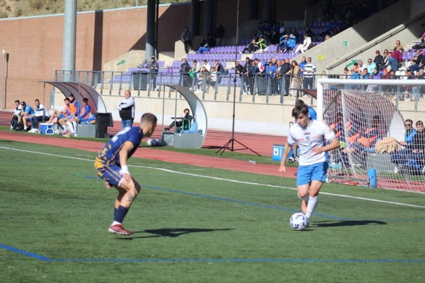 Fabián conduce el balón ante un jugador del Málaga Juniors (MIGUEL JÁIMEZ)