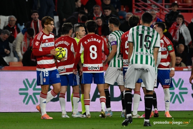 El árbitro cambió de opinión y anuló la expulsión (J.M. BALDOMERO)