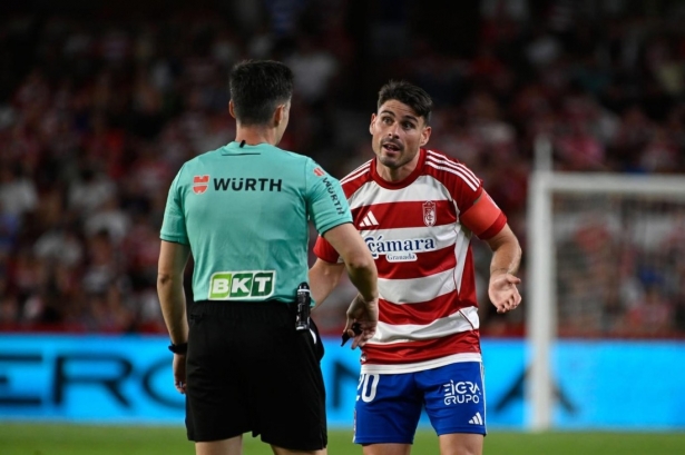 Los arbitrajes le están dando la espalda al Granada (J.M. BALDOMERO)