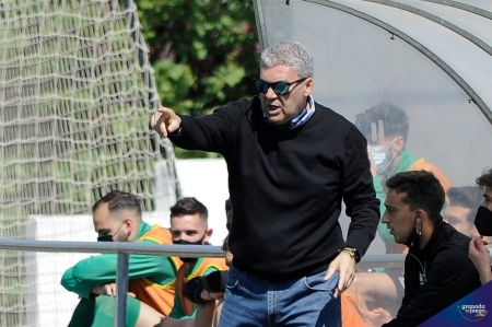 Joseba Aguado en un momento de un partido con el CD Huétor Vega en esta temporada (JOSÉ M. BALDOMERO)