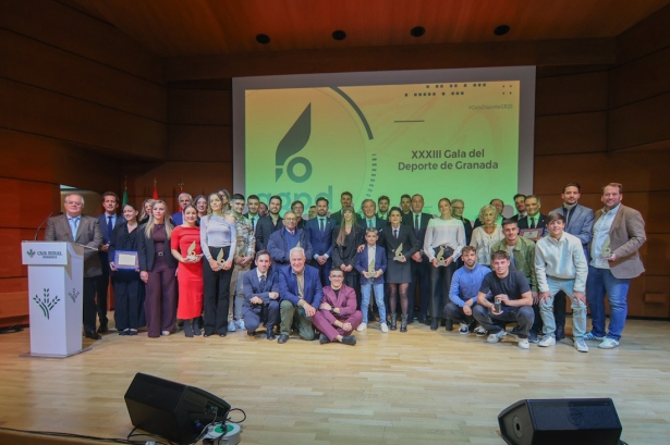 Foto de familia de los galardonados en la Gala del deporte (GPMEDIA)