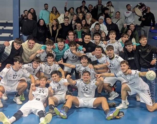 El BM Maracena celebra el triunfo (BM MARACENA 