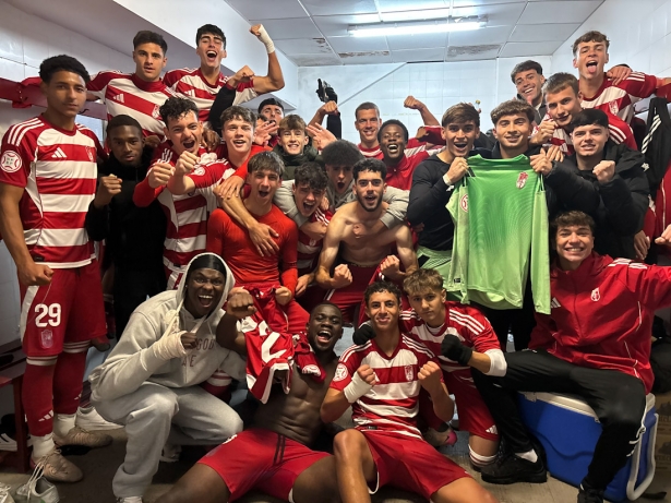 El Granada CF Juvenil celebra el triunfo en Maracena (CANTERA NAZARÍ)