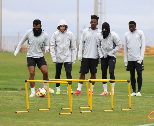 Los jugadores se han protegido del frío (J. AZCOYTIA)