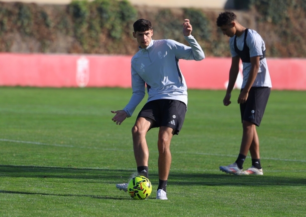 Flores apunta al once titular (J. AZCOYTIA)