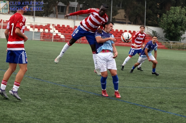 Granada C y Atlético Monachil pelean por la priemra plaza (MANU LÓPEZ / ATLÉTICO MONACHIL)