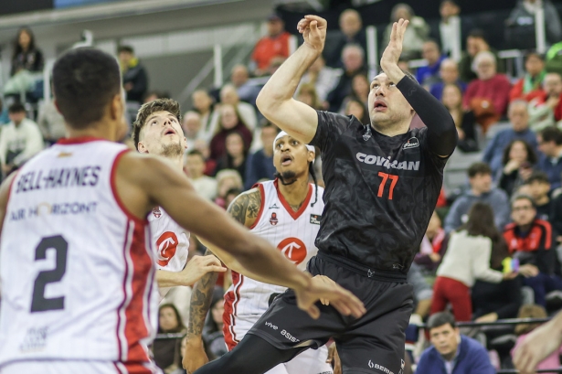 Burjanadze lanza en posición acrobática (GPMEDIA) Burjanadze lanza en posición acrobática (GPMEDIA)