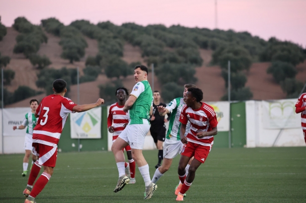 Villanueva Mesía y Granada CF C disputaron un intenso partido (JOSÉ ANDRÉS FERNÁNDEZ) Villanueva Mesía y Granada CF C disputaron un intenso partido (JOSÉ ANDRÉS FERNÁNDEZ)