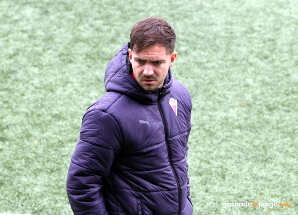 Julio Franco, entrenador del Vandalia de Peligros, en un partido de esta temporada (J. PALMA)