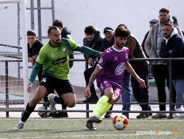 Robert Prieto en una acción del encuentro con un jugador del At. Mancha Real (J. PALMA)