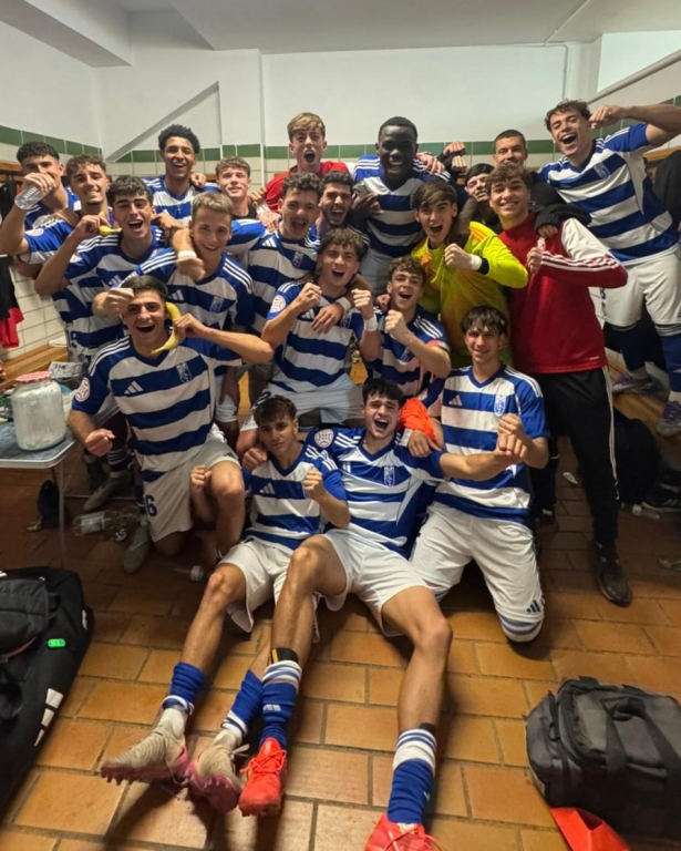 El Granada celebra su triunfo en el derbi (CANTERA NAZARÍ) El Granada celebra su triunfo en el derbi (CANTERA NAZARÍ)