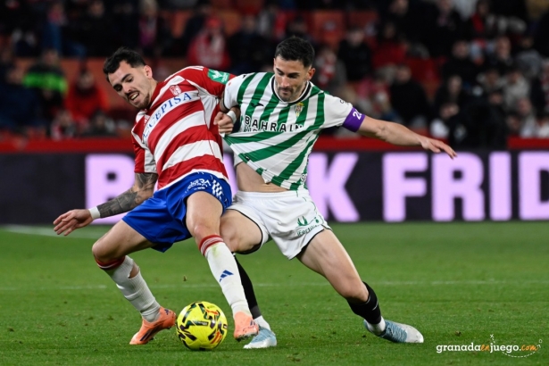 Sola trabaja de forma incansable en defensa (J.M. BALDOMERO) Sola trabaja de forma incansable en defensa (J.M. BALDOMERO)