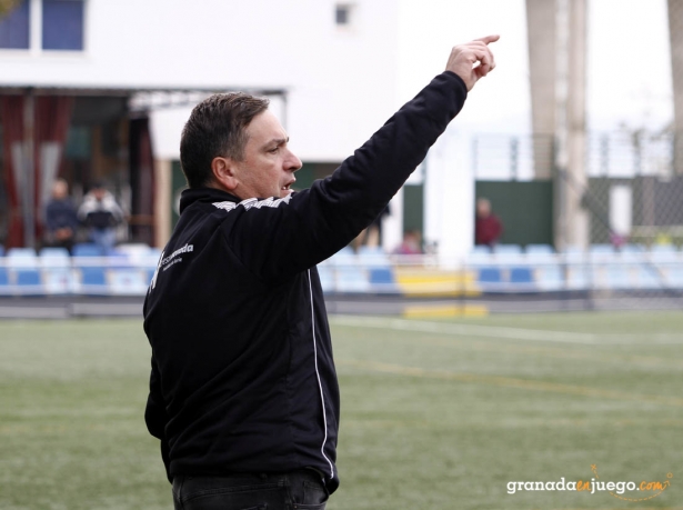 Miguel Ángel Crespo, entrenador del Cenes Crestanevada, en un momento del partido en Peligros (J. PALMA)