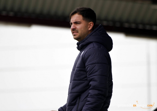 Julio Franco, entrenador del Vandalia, tuvo que ver el partido desde la grada al encontrarse sancionado (J. PALMA)