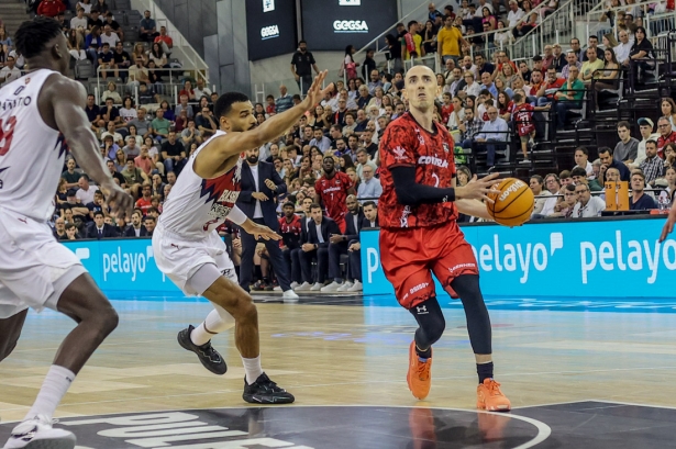 Jonathan Rousselle penetra a canasta (GPMEDIA)