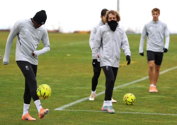 Los jugadores se han protegido del frío (J. AZCCOYTIA)