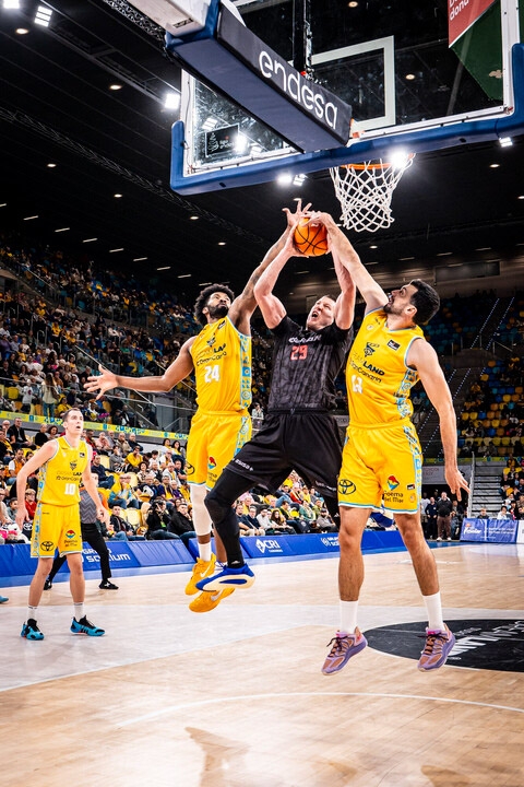 Bozic taponado por dos jugadores de Gran Canaria (ACB PHOTO / MIGUEL HENRÍQUEZ)
