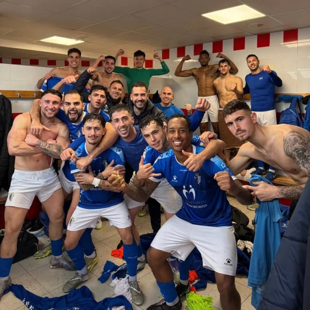 La UD Maracena celebra el triunfo (UD MARACENA)