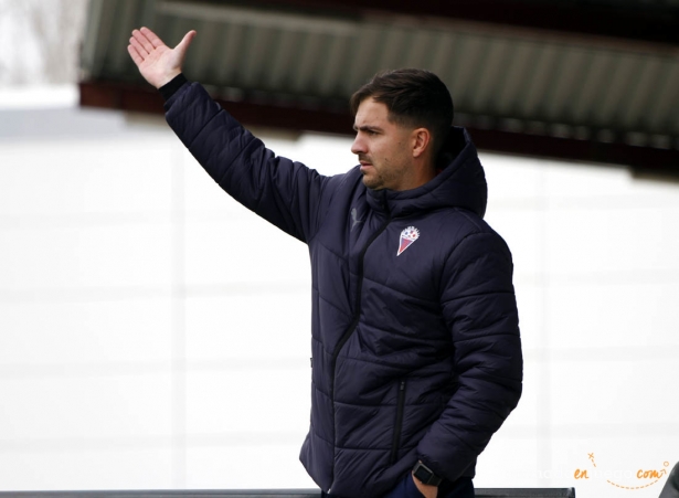 Julio Franco, entrenador del Vandalia de Peligros, en un partido de esta temporada (J. PALMA)