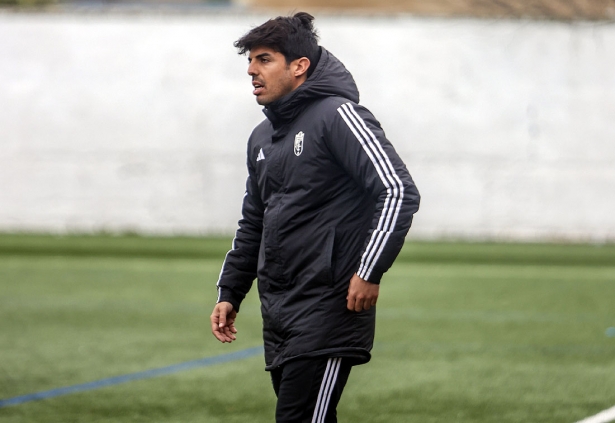Adolfo Martínez, entrenador del Granada C, durante el encuentro ante el Cenes Crestanevada (GPMEDIA)