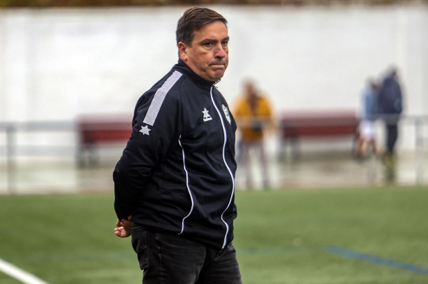 Miguel Ángel Crespo, entrenador del Cenes Crestanevada, en un momento del partido ante el Granada C (GPMEDIA)