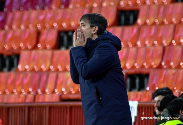 Pacheta da instrucciones desde el banquillo a sus jugadores en el encuentro ante el Albacete (JOSÉ M. BALDOMERO)